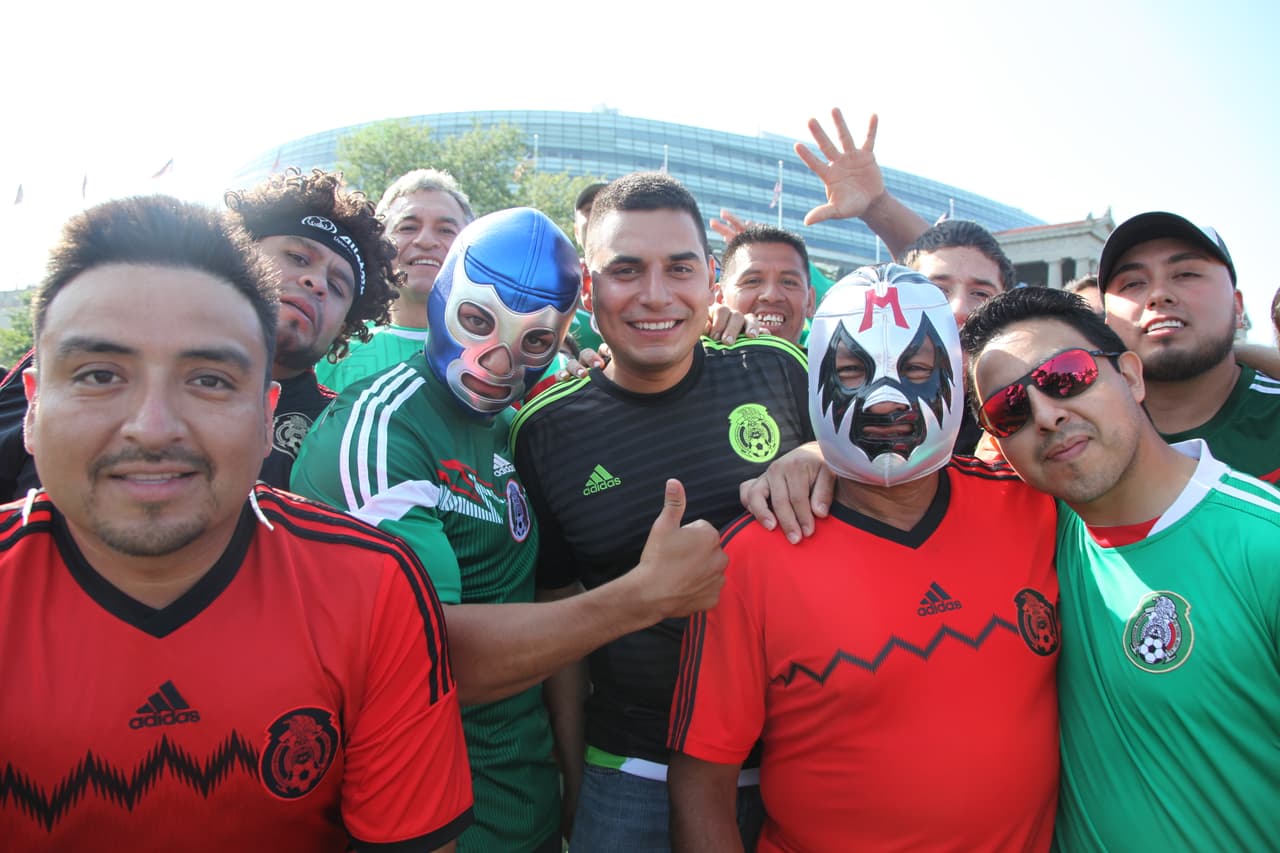 Mexicanos comenzaron a llegar desde temprana hora a las afueras del Soldier Field de Chicago para apoyar con todo al Tri de sus amores, aquí cómo se vivió el ambiente fuera del estadio antes del partido contra Cuba.