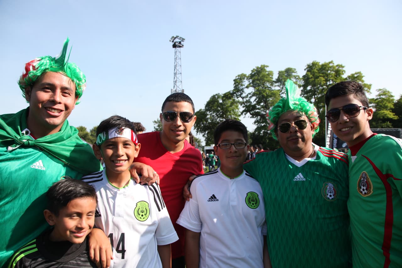 Mexicanos comenzaron a llegar desde temprana hora a las afueras del Soldier Field de Chicago para apoyar con todo al Tri de sus amores, aquí cómo se vivió el ambiente fuera del estadio antes del partido contra Cuba.