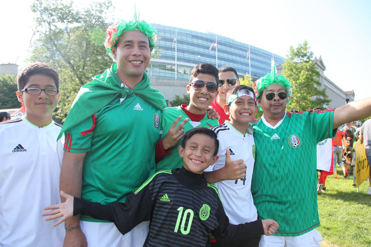 Mexicanos comenzaron a llegar desde temprana hora a las afueras del Soldier Field de Chicago para apoyar con todo al Tri de sus amores, aquí cómo se vivió el ambiente fuera del estadio antes del partido contra Cuba.
