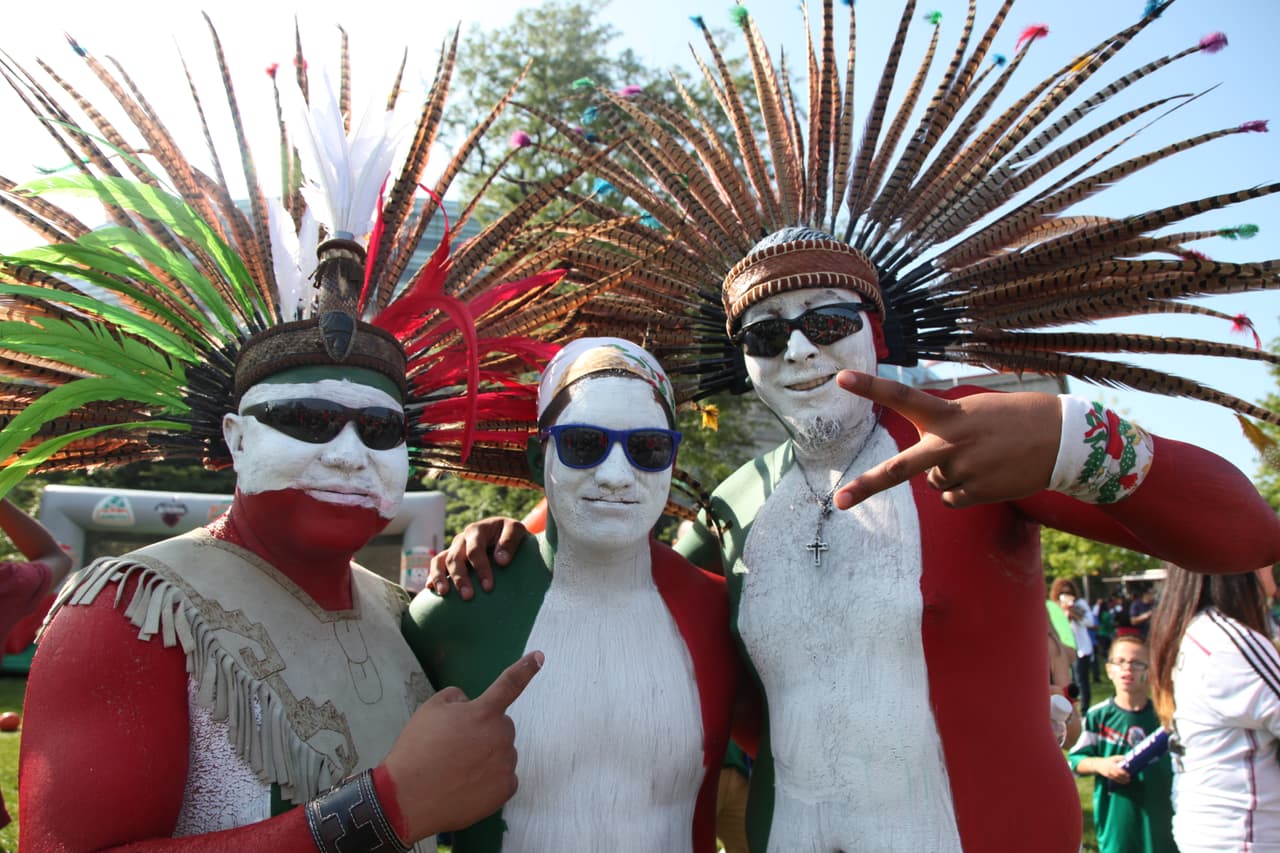 Mexicanos comenzaron a llegar desde temprana hora a las afueras del Soldier Field de Chicago para apoyar con todo al Tri de sus amores, aquí cómo se vivió el ambiente fuera del estadio antes del partido contra Cuba.