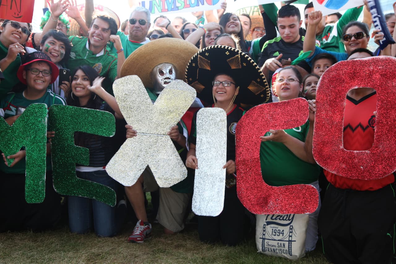 Mexicanos comenzaron a llegar desde temprana hora a las afueras del Soldier Field de Chicago para apoyar con todo al Tri de sus amores, aquí cómo se vivió el ambiente fuera del estadio antes del partido contra Cuba.