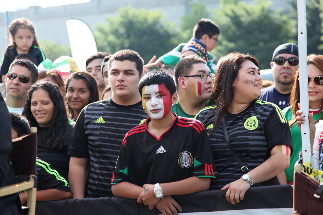 Mexicanos comenzaron a llegar desde temprana hora a las afueras del Soldier Field de Chicago para apoyar con todo al Tri de sus amores, aquí cómo se vivió el ambiente fuera del estadio antes del partido contra Cuba.