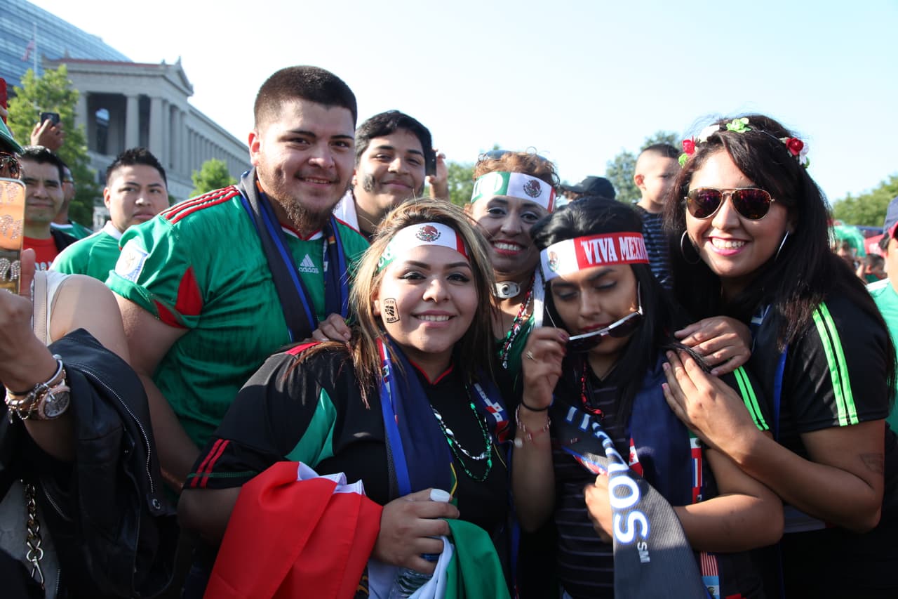 Mexicanos comenzaron a llegar desde temprana hora a las afueras del Soldier Field de Chicago para apoyar con todo al Tri de sus amores, aquí cómo se vivió el ambiente fuera del estadio antes del partido contra Cuba.