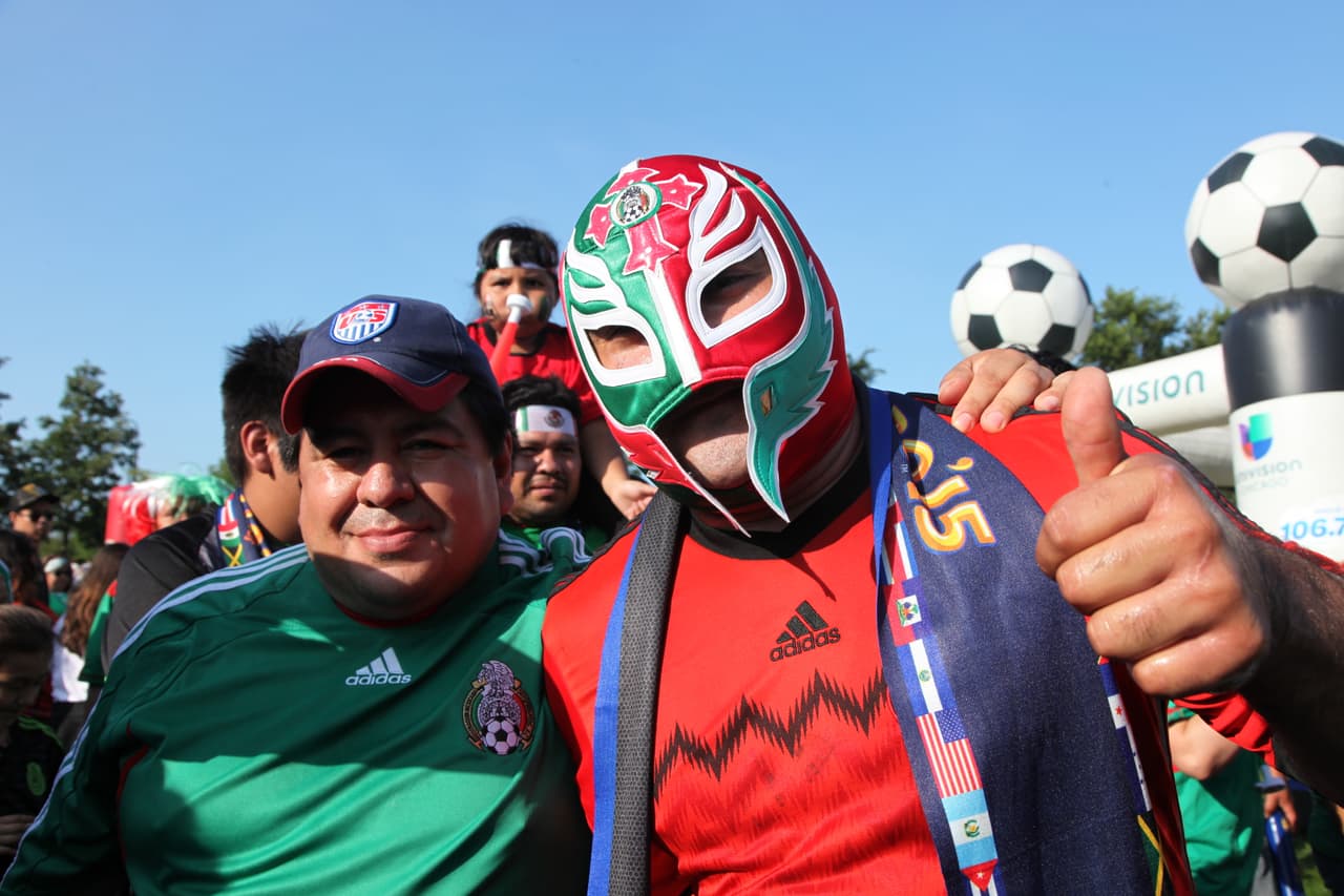 Mexicanos comenzaron a llegar desde temprana hora a las afueras del Soldier Field de Chicago para apoyar con todo al Tri de sus amores, aquí cómo se vivió el ambiente fuera del estadio antes del partido contra Cuba.