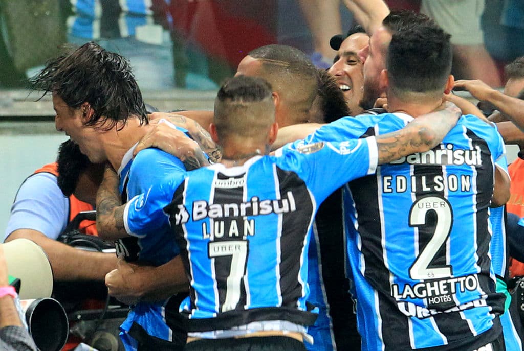 Gremio vence a Lanús y acaricia el título de la Copa Libertadores