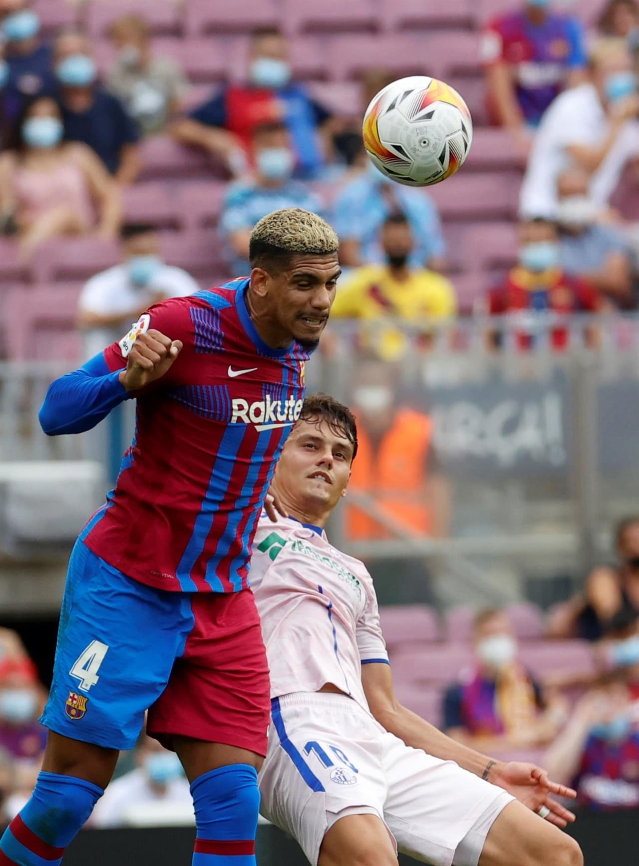 Barcelona consigue llevarse la victoria ante el Getafe 2-1, durante la tercera Jornada en La Liga. Sergi Roberto abrió el marcador muy temprano (2') a favor de los 'blaugrana', pero al minuto 18' Sandro Ramírez ya igualaba el marcado. Fue hasta el minuto 30' donde Memphis Depay ya ponía al Barca arriba y le daba la victoria.