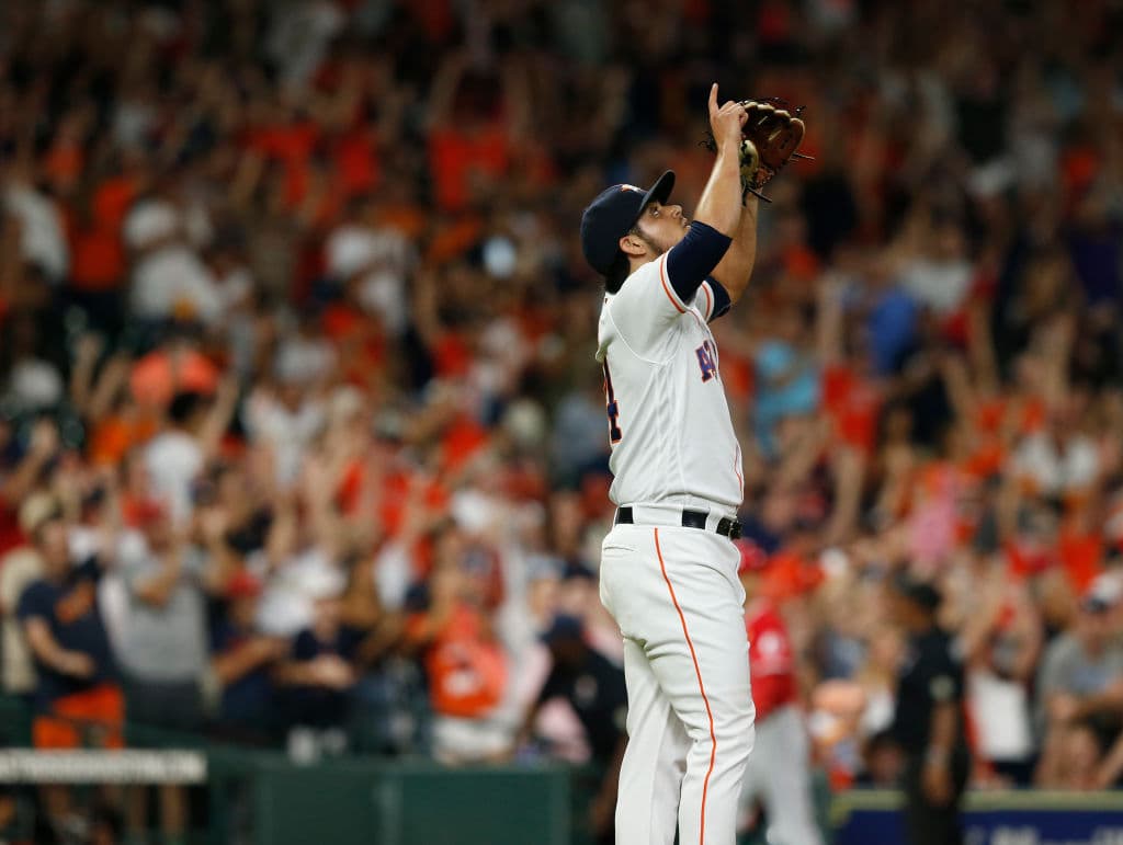 Desde que fue cambiado a los Astros, Osuna registra 21 apariciones, en las que ha conseguido 10 salvamentos, ha lanzado 20.2 innings con Houston y acumula 19 ponches por apenas tres boletos.