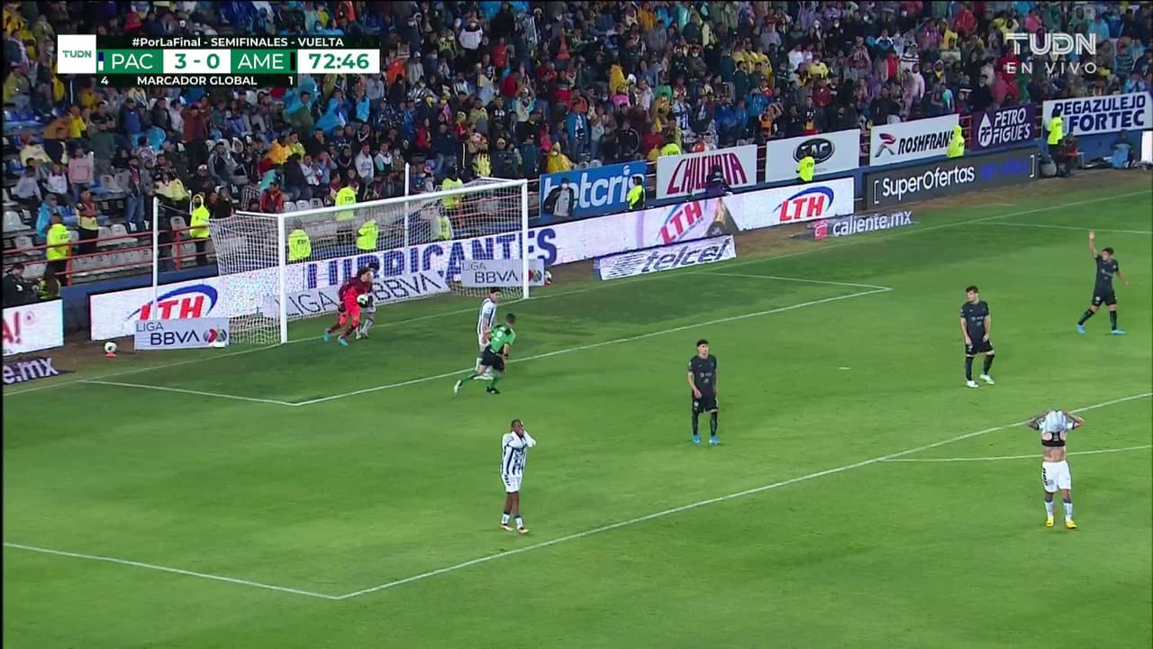 ¡CERCA! Víctor Guzmán disparó que se estrella en el poste.