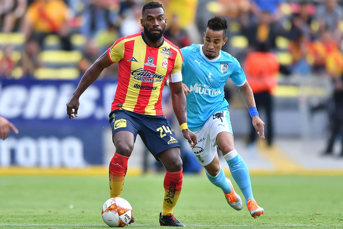 Aunque fue uno de los jugadores más combativos de Monarcas, el defensa ecuatoriano Gabriel Achilier (izquierda) no pudo marcar la diferencia a favor de su equipo.