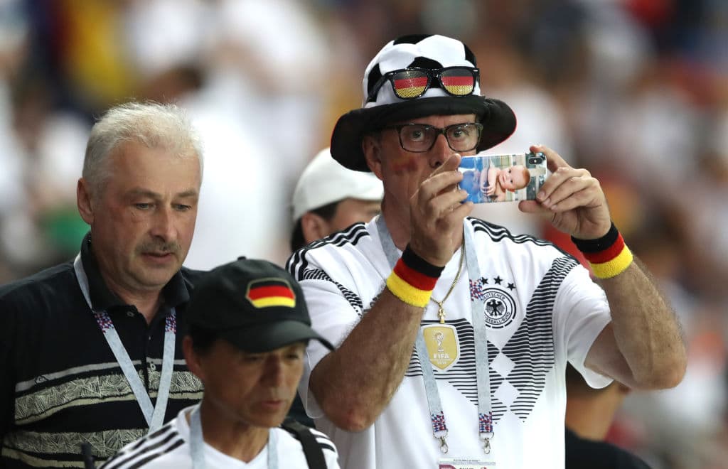 Los fanáticos de Alemania y de Suecia viven la fiesta del segundo partido de ambos países por el grupo F en el Mundial de Rusia 2018, en medio del colorido del certamen.