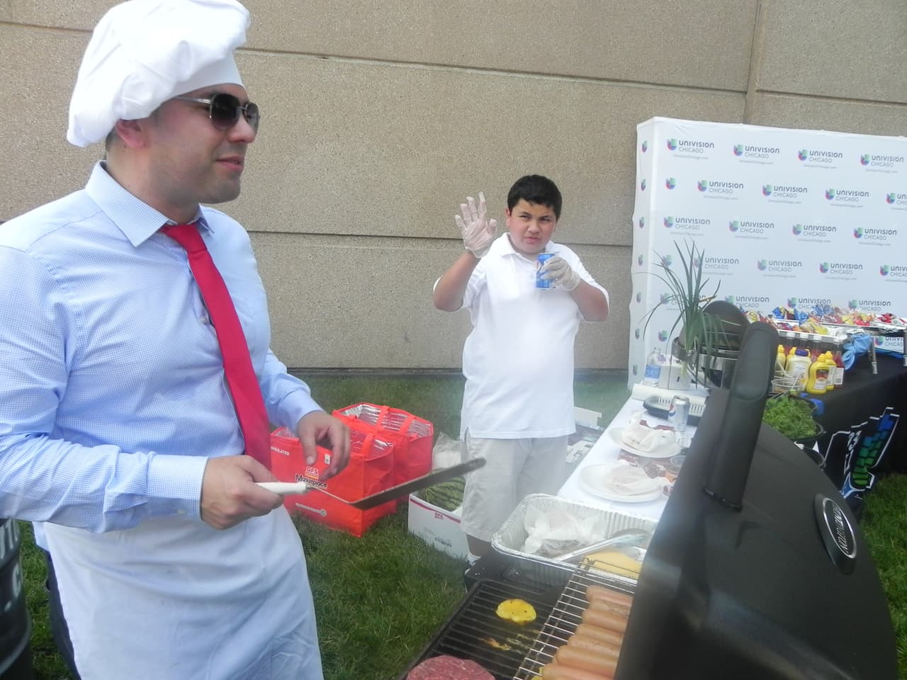 Jorge Barbosa y el Omarcillo de Latino Mix transmitieron desde la casa de los White Sox.