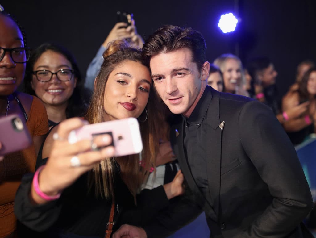 Lingafelt, una cantante y actriz, publicó un video extenso en TikTok bajo su nombre artístico Jimi Ono, detallando el presunto asalto durante su relación desde agosto de 2006 hasta febrero de 2009.