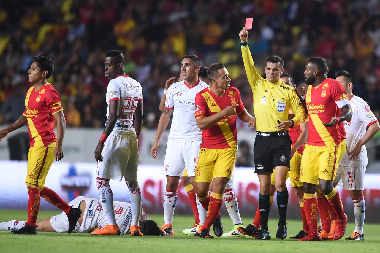 Al minuto 34, Raúl Ruidíaz vio la roja directa por una artera falta. Morelia perdió a su mejor goleador en el peor momento posible.