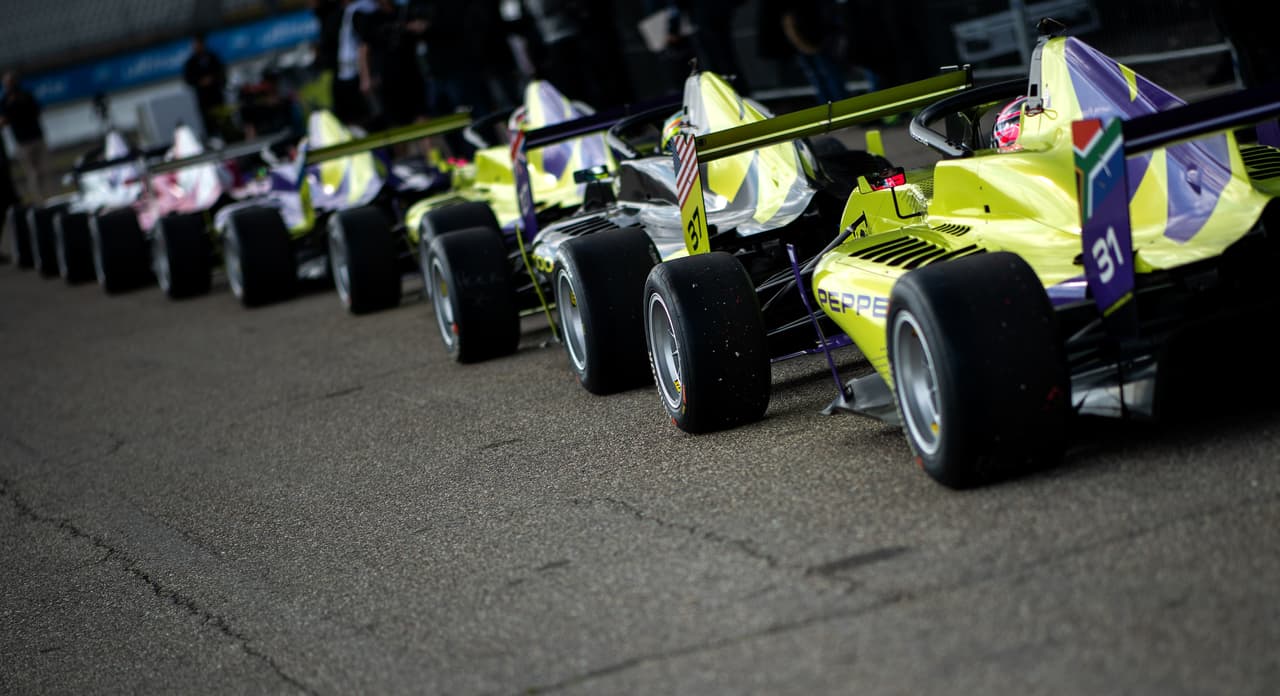 A partir de este viernes la polémica W Series, fórmula exclusiva para mujeres, dio inicio con las pruebas libres en Hockenheim, Alemania, donde el día domingo se correrá la primera válida del calendario. Las pilotos y sus equipos ya comenzaron a vivir esta novedosa experiencia que espera dar mucho de qué hablar.inicio con las pruebas libres en Hockenheim, Alemania, donde el día domingo se correrá la primera válida del calendario. Las pilotos y sus equipos ya comenzaron a a vivir esta novedosa experiencia que espera dar mucho de qué hablar.