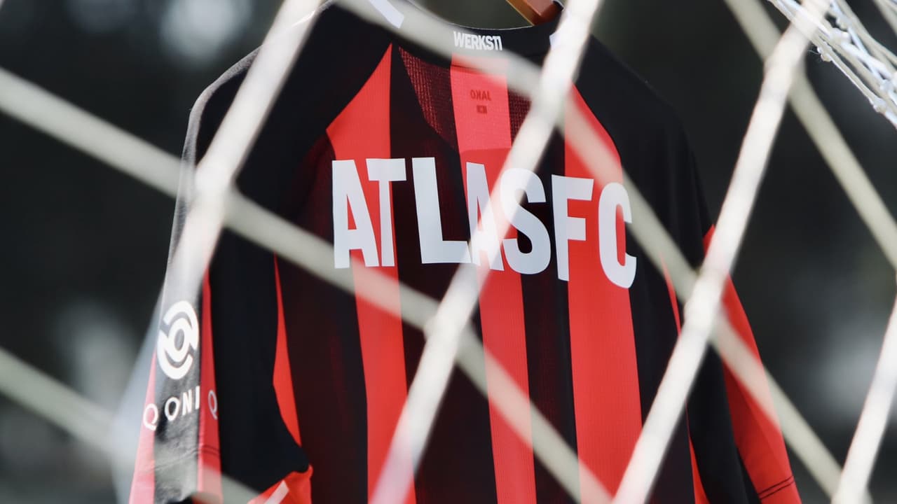 Atlas presume regalo de Bayer Leverkusen tras su título