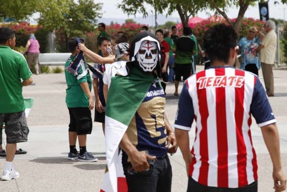 La afición en Estados Unidos llegó a Phoenix con todo su colorido para ver a México y Guatemala enfrentarse en la Copa Oro 2015.