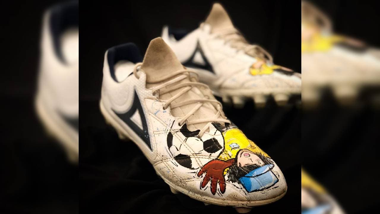Kike Padilla fue el encargado de diseñar los increíbles tacos para futbolistas como Alan Pulido, Jair Pereira y Nicolás Vikonis. ¿Qué caricatura plasmarías en tus tenis para brillar en el terreno de juego?