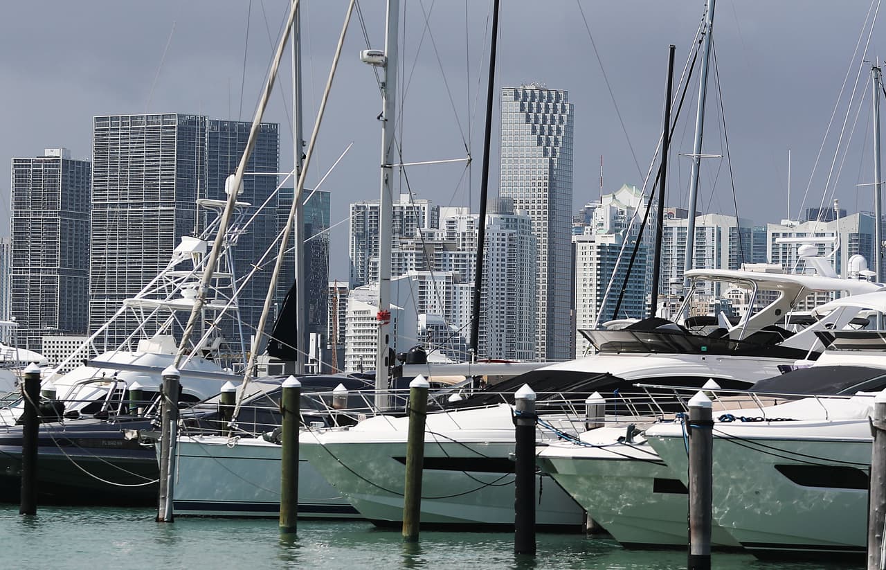 El funcionario dijo que ha visto ya algunos lugares para realizar los eventos en Miami, Tampa y Orlando.
<br>