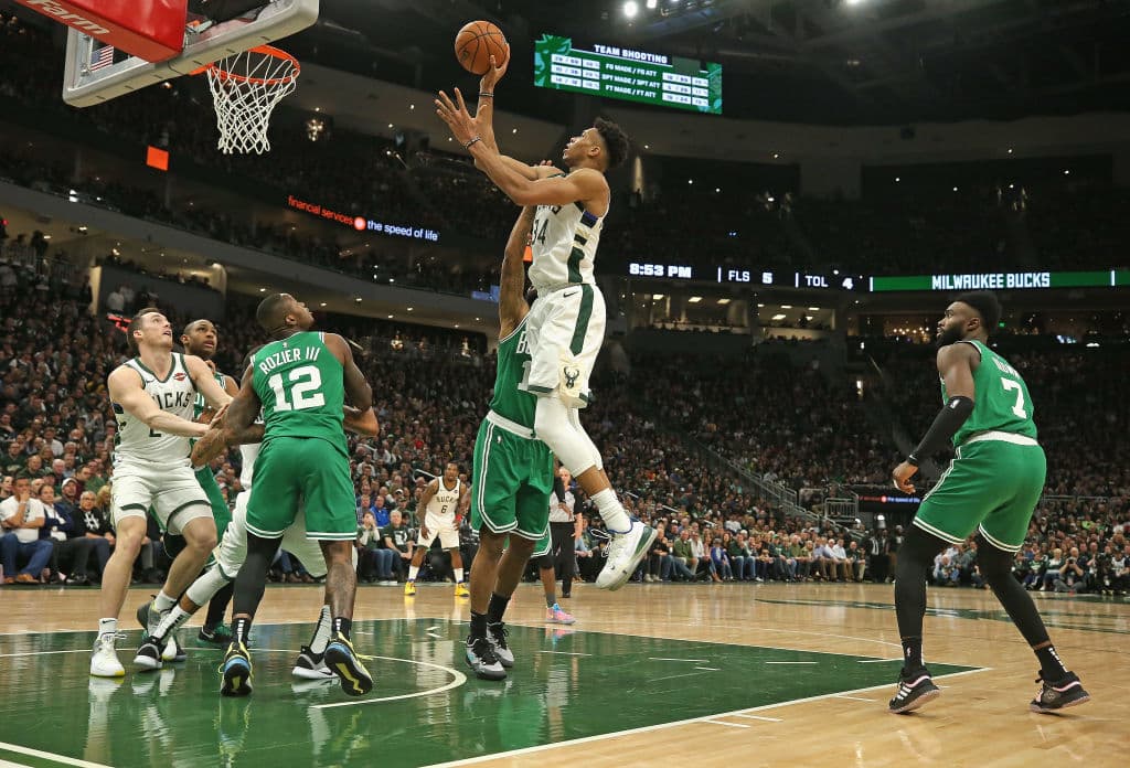 Los Milwaukee Bucks superaron 116-91 a los Boston Celtics para eliminarlos y avanzar a la Final de la Conferencia del Oeste por primera vez desde la temporada 2001. Milwaukee hace válido el pronóstico con el mejor récord de la Liga y los Celtics concluyen una temporada muy por debajo de lo que de ellos se esperaba.