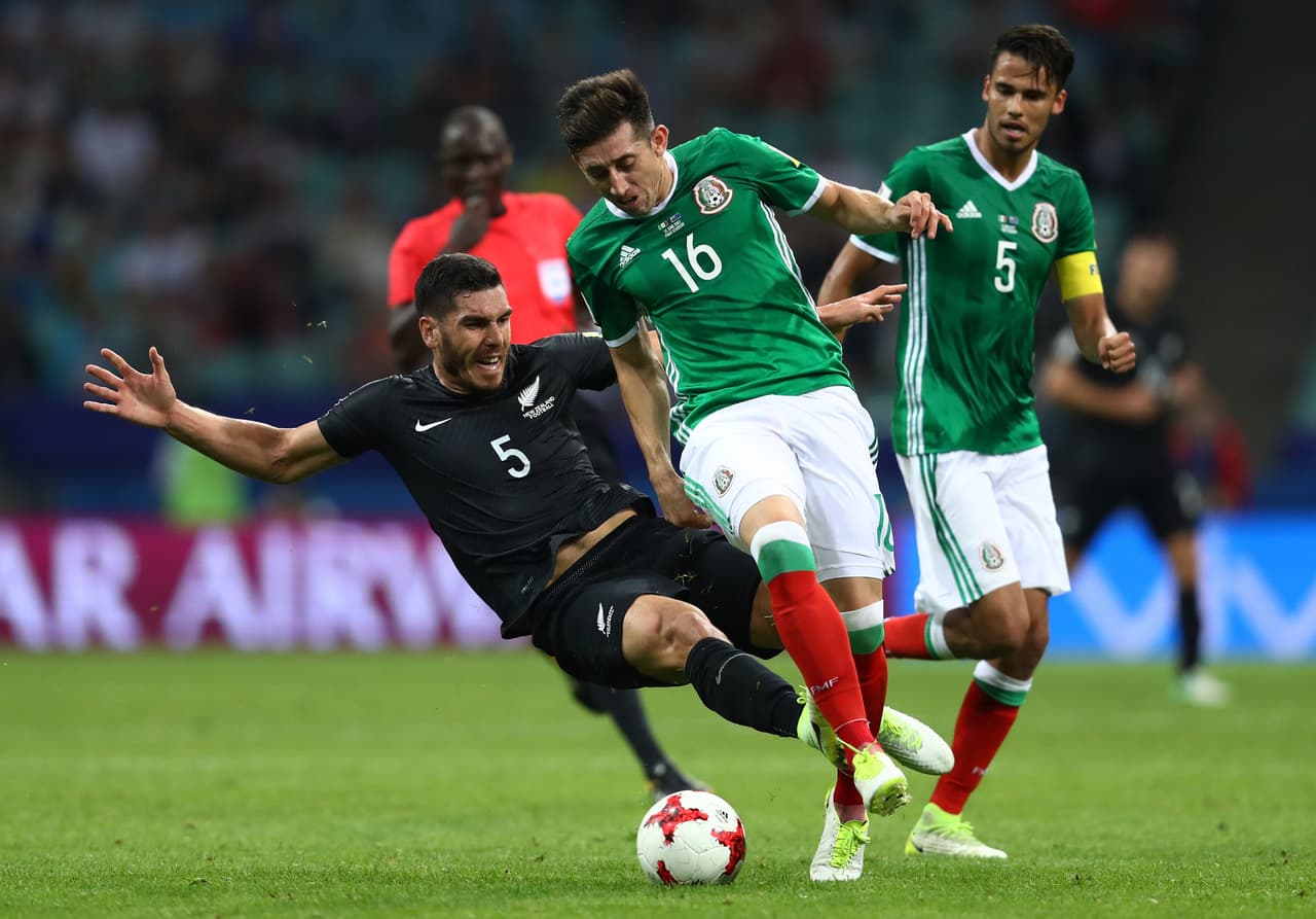 En una jugada de contragolpe se presentó el incidente que tuvo como protagonistas a Diego Reyes, que agarró la camiseta de Boxall, que al caer pateó a Héctor Herrera.