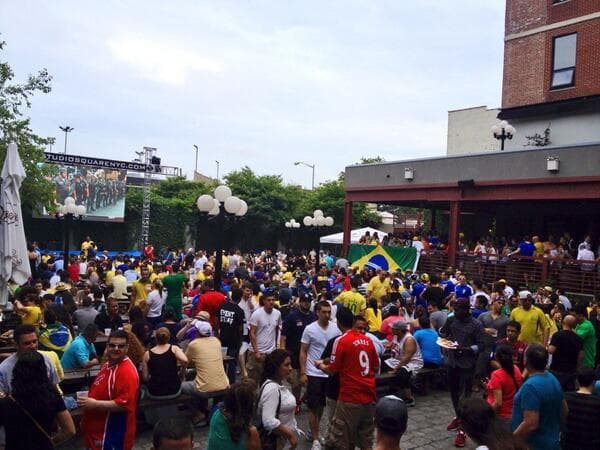 ¿La fiebre futbolera te pone a sudar la gota gorda? Pues no hay nada mejor que venir a The Garden en Studio Square porque está al aire libre, tiene una mega pantalla y cerveza bien fría para refrescar el momento y mantenerte en temperatura para ver todos y cada uno de los partidos. (foto tomada de Twitter)
