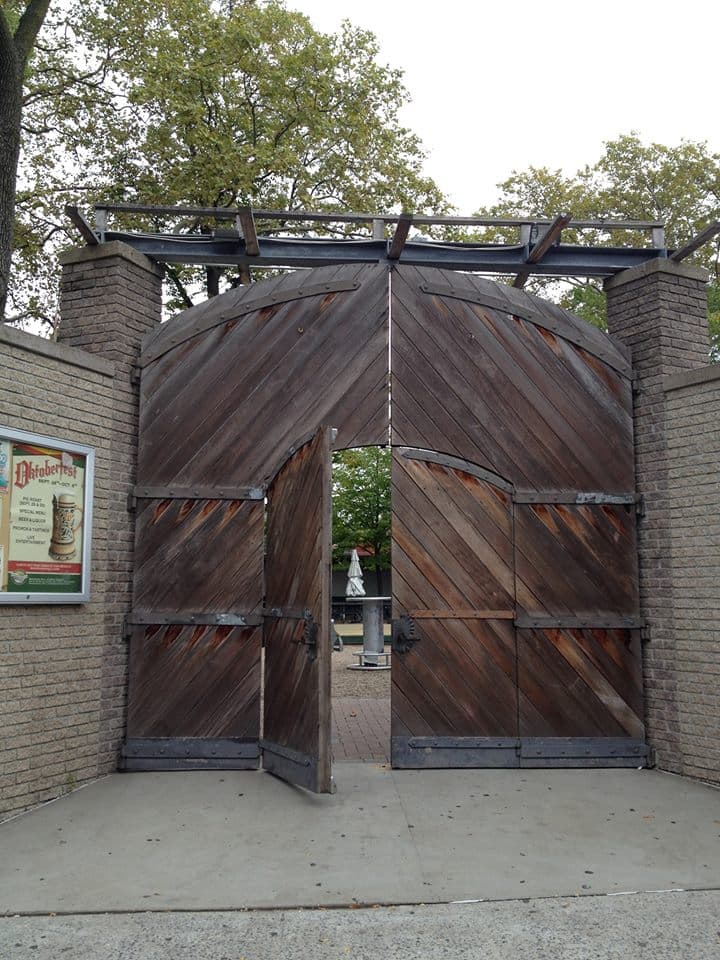 Para gritar "GOL" a los cuatro vientos mientras desbordas tu tarro de cerveza en el choque de "salud", Bohemian Hall Beer Garden te dará el ambiente ideal para derrochar tu euforia futbolera. (foto tomada de Twitter)