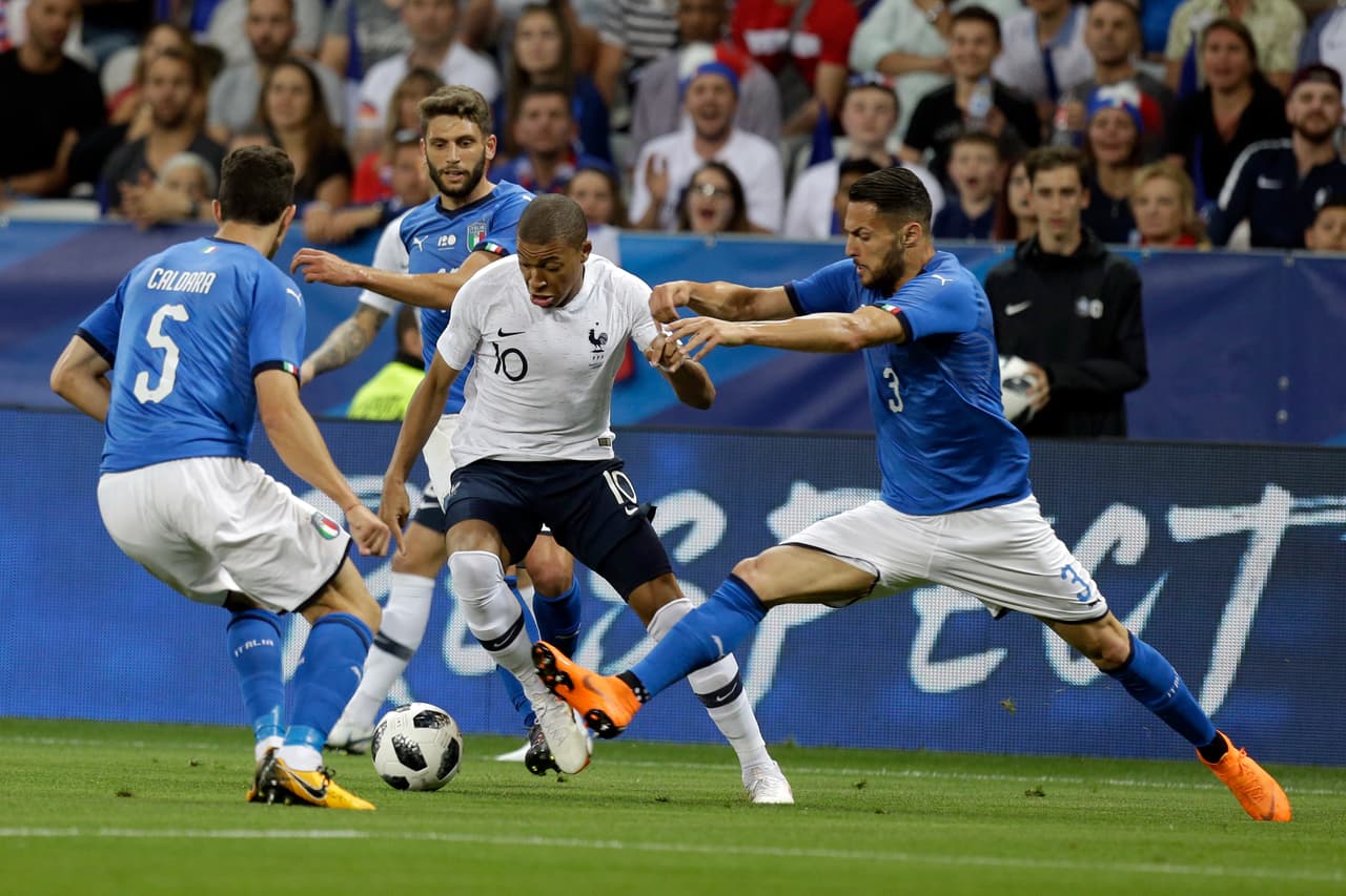 A pesar de que Italia tenía la inicistiva del empate, Francia se hacía peligroso por medio de sus contragolpes.