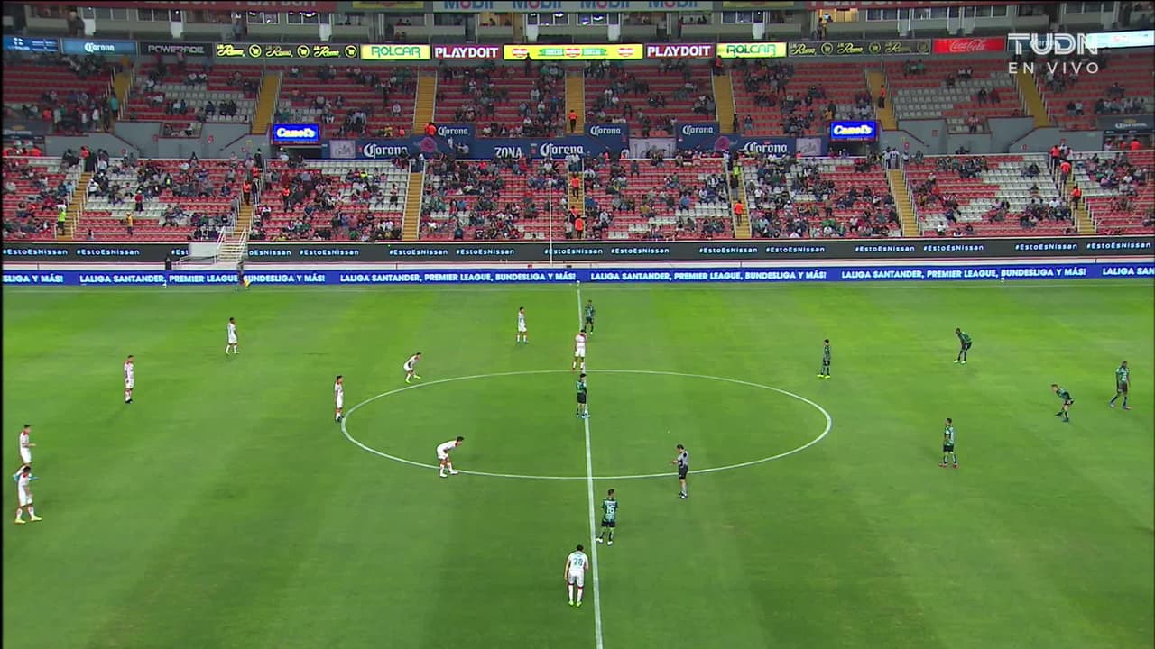 Arranca el partido y la pelota está en juego.