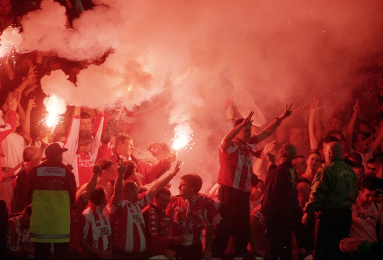 Lo más impresionante es que el 'Red Star' consiguió ese registro con apenas dos empates y un total de 35 victorias. El Estrella Roja es conocido por sus aficionados ultras que tiñen de rojo el estadio Rajko Mitić, en la capital serbia.