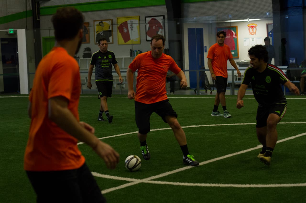 El cuerpo técnico del Tri, con un esquema táctico basado en rotaciones, tocó el balón a su antojo y venció 11-6 a los comentaristas de Univision y Televisa esta mañana en Boulder, Colorado, en un partido lleno de intensidad y camaradería.