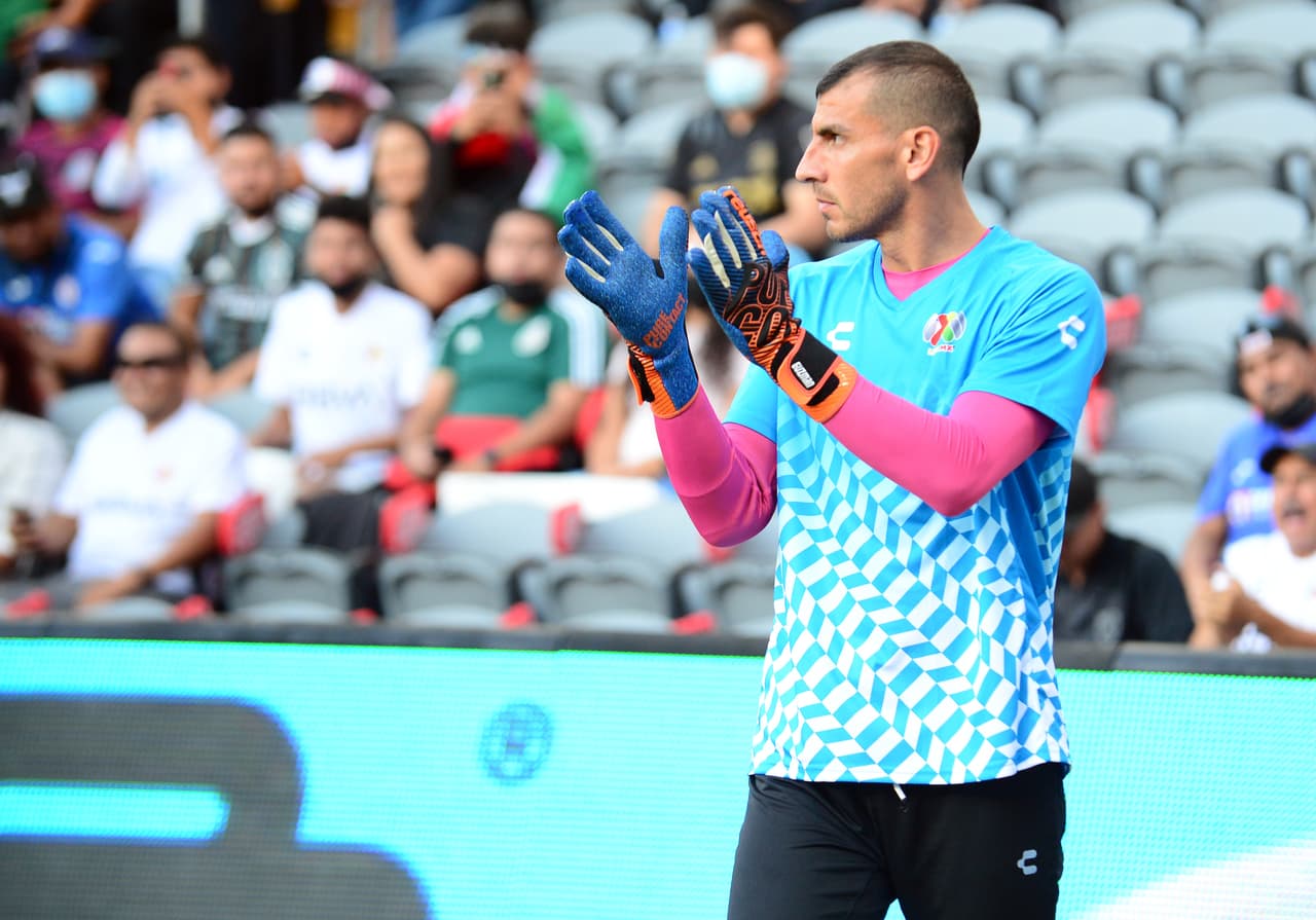Nahuel Guzmán terminó el partido en el arco del representativo de la Liga MX.
<br>