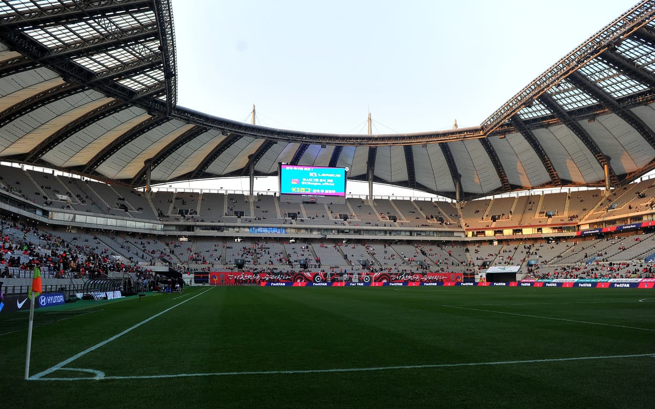 En Seúl, la selección Colombia cayó por 2-1 con la de Corea del Sur en el campo. Sin embargo, en los alrededores del Estadio Copa del Mundo y en sus tribunas la fiesta fue solo una entre los fanáticos de ambos países.