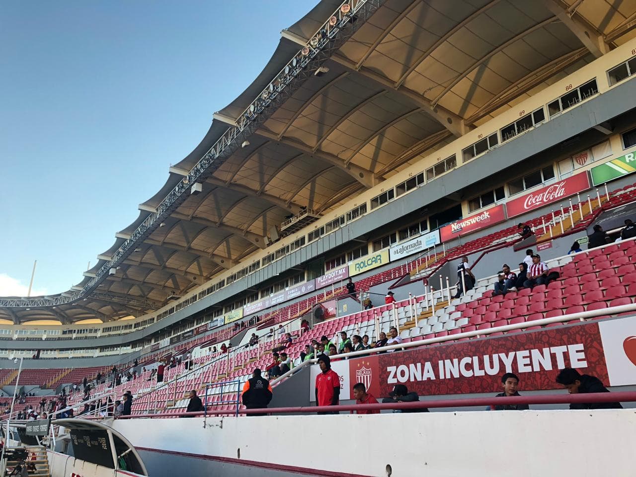 La gente comienza a llegar al Estadio Victoria para contemplar el encuentro amistoso entre Necaxa y Chivas.