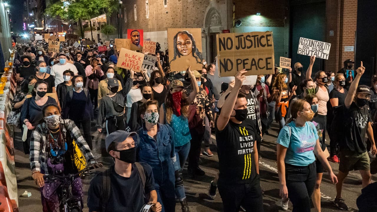 La fiscalía de Kentucky dijo que no investiga el caso de Breonna Taylor como un asesinato o por haber sido resultado de un registro inapropiado en su vivienda. El único de los tres imputados, el exagente de policía Brett Hankison, salió en libertad tras el pago de una fianza de 15,000 dólares y solo ha sido acusado de negligencia. La Fiscalía determinó que Taylor, de 26 años y quien trabajaba como paramédica, recibió seis impactos de bala, uno de ellas mortal.