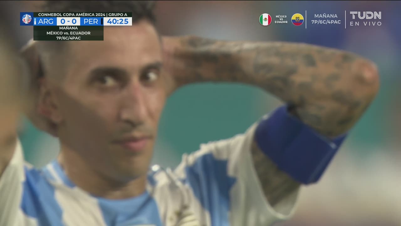 ¡Di María la intenta de larga distancia, pero se queda corto con su tiro!