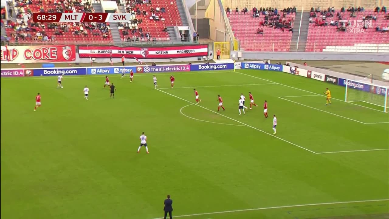 ¡GOL!  anota para Eslovaquia. Ondrej Duda