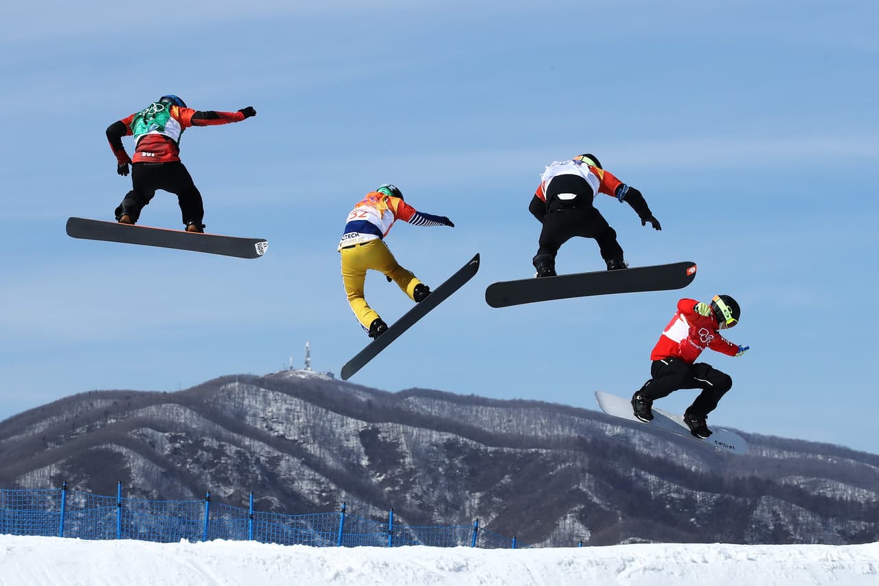 Kevin Hill (Canada), Kalle Koblet (Suiza), Konstantin Schad (Alemania) y Jan Kubicik (República Checa) en un salto durante la prueba de snowboard.