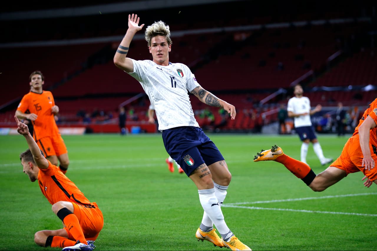 ¡Italia cerca! Immobile dispara buscando el lado derecho pero el balón sólo pasa cerca del poste.