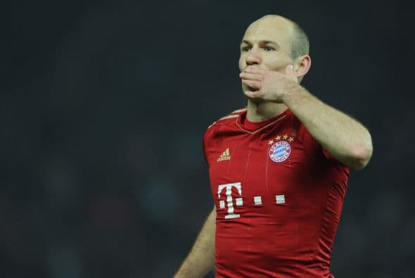 La mitad del campo inicia con el holandés Arjen Robben.