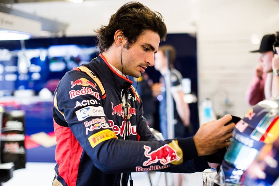 El español Carlos Sainz Jr, hijo del homónimo múltiple campeón mundial de Rally, es otra gran figura de los promovidos por Red Bull. Fue compañero de equipo de Kvyat en GP3 Series, y ahora, apuesta a un futuro como piloto de Red Bull. Hizo su debut el pasado año en Australia, y tras correr 37 Grandes Premios, su mejor resultado fue sexto, en su país esta temporada.