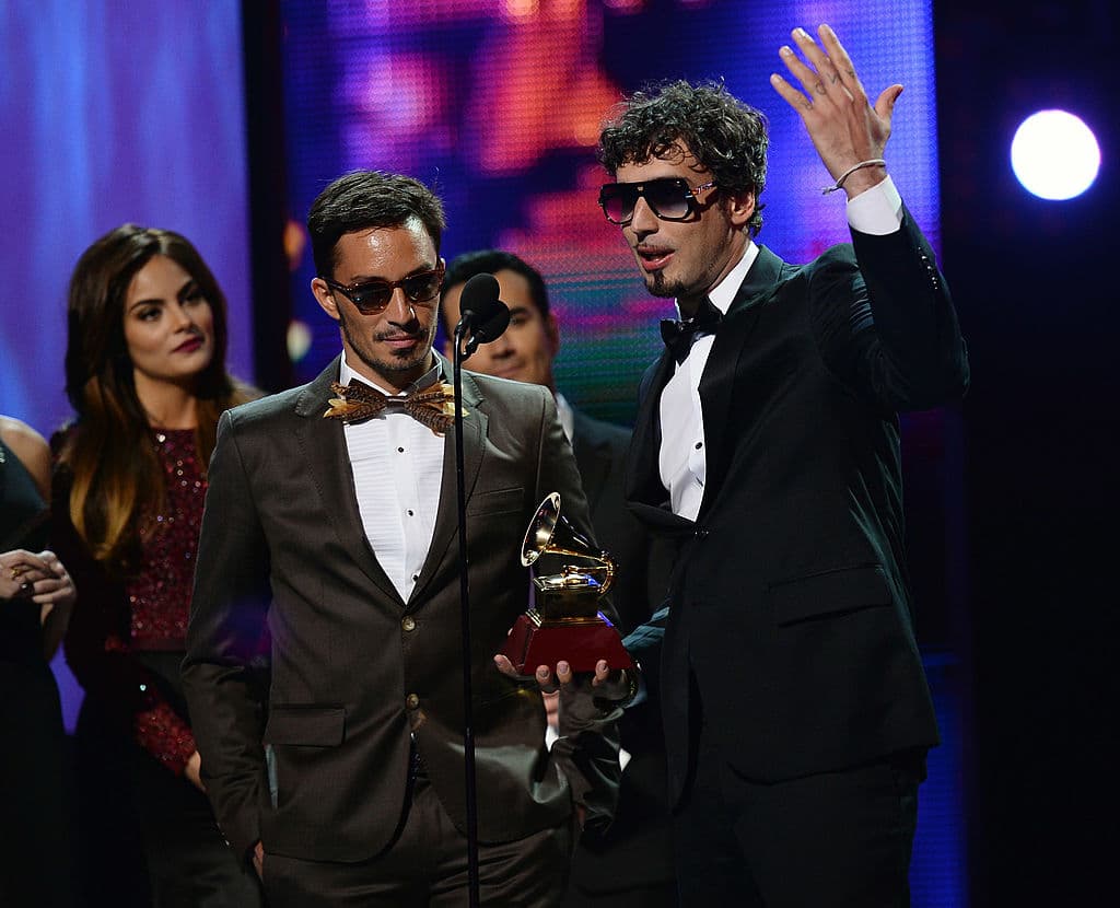 Si eres rockero, esta serie es para ti. Si no lo eres, esta serie es 'urgentemente' para ti.