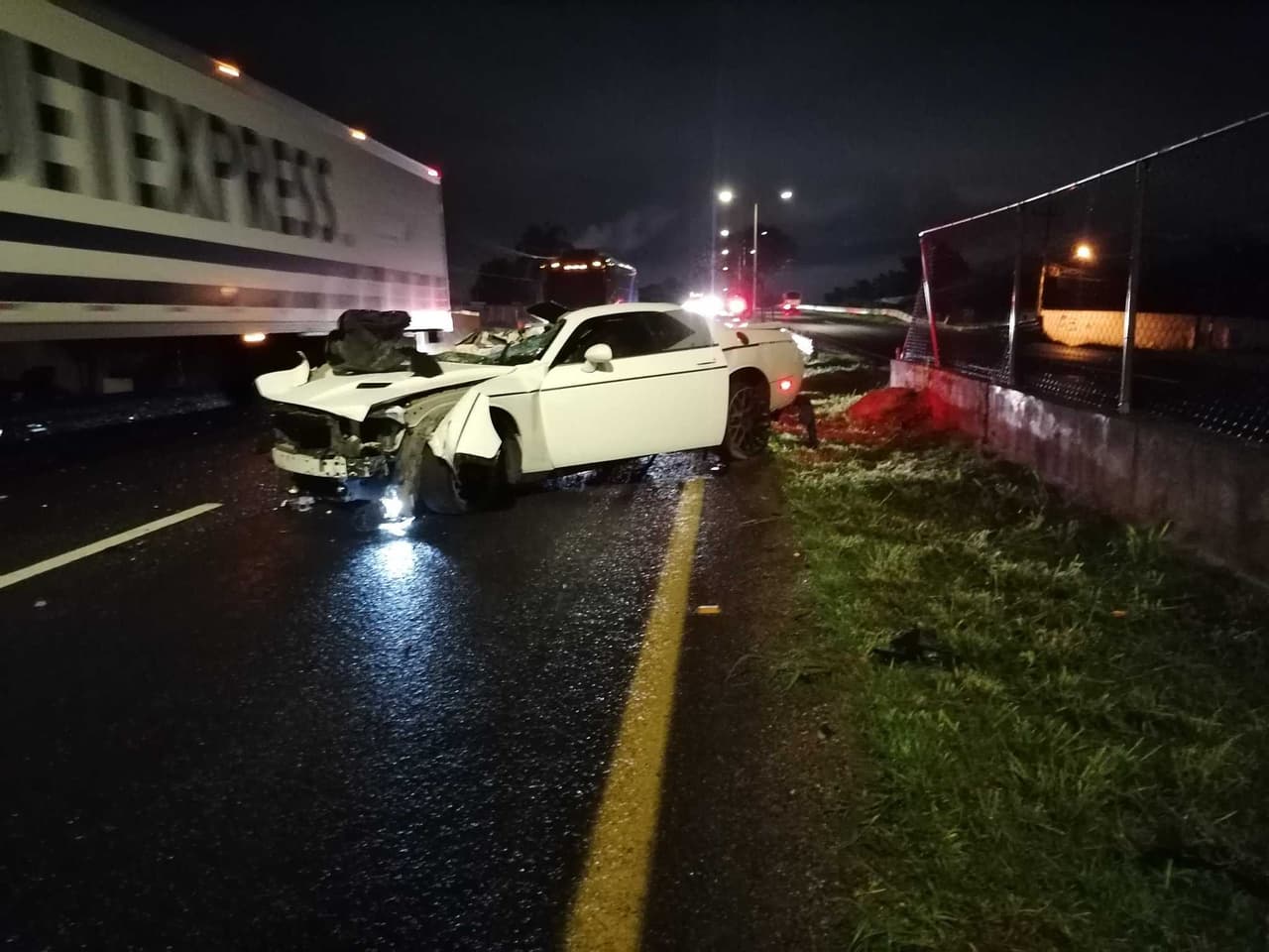 Auto deportivo impacta contra un tráiler en Tlajomulco