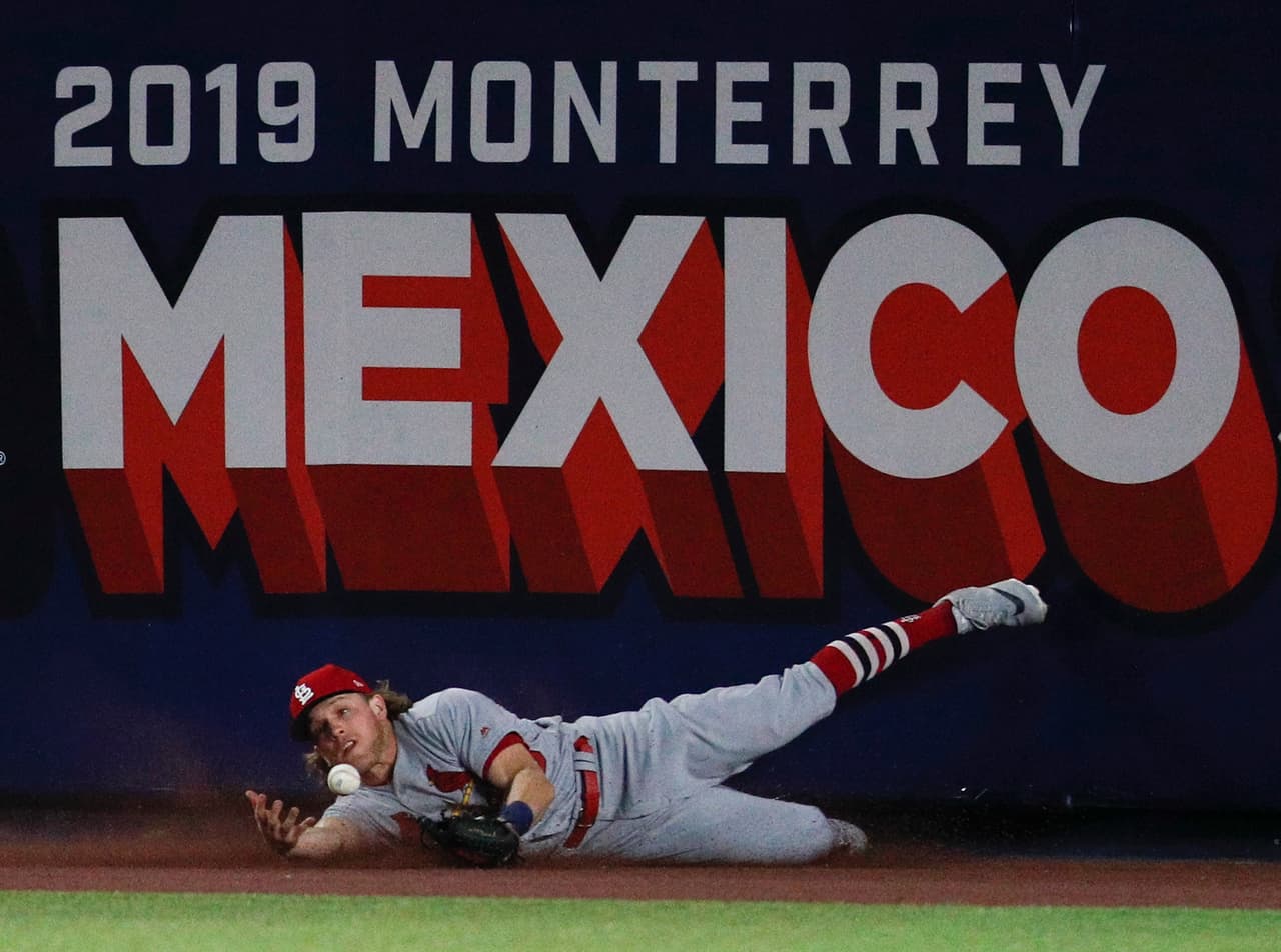 El jardinero Harrison Bader (en la foto) no pudo atrapar el batazo de Phillip Ervin durante la octava entrada.