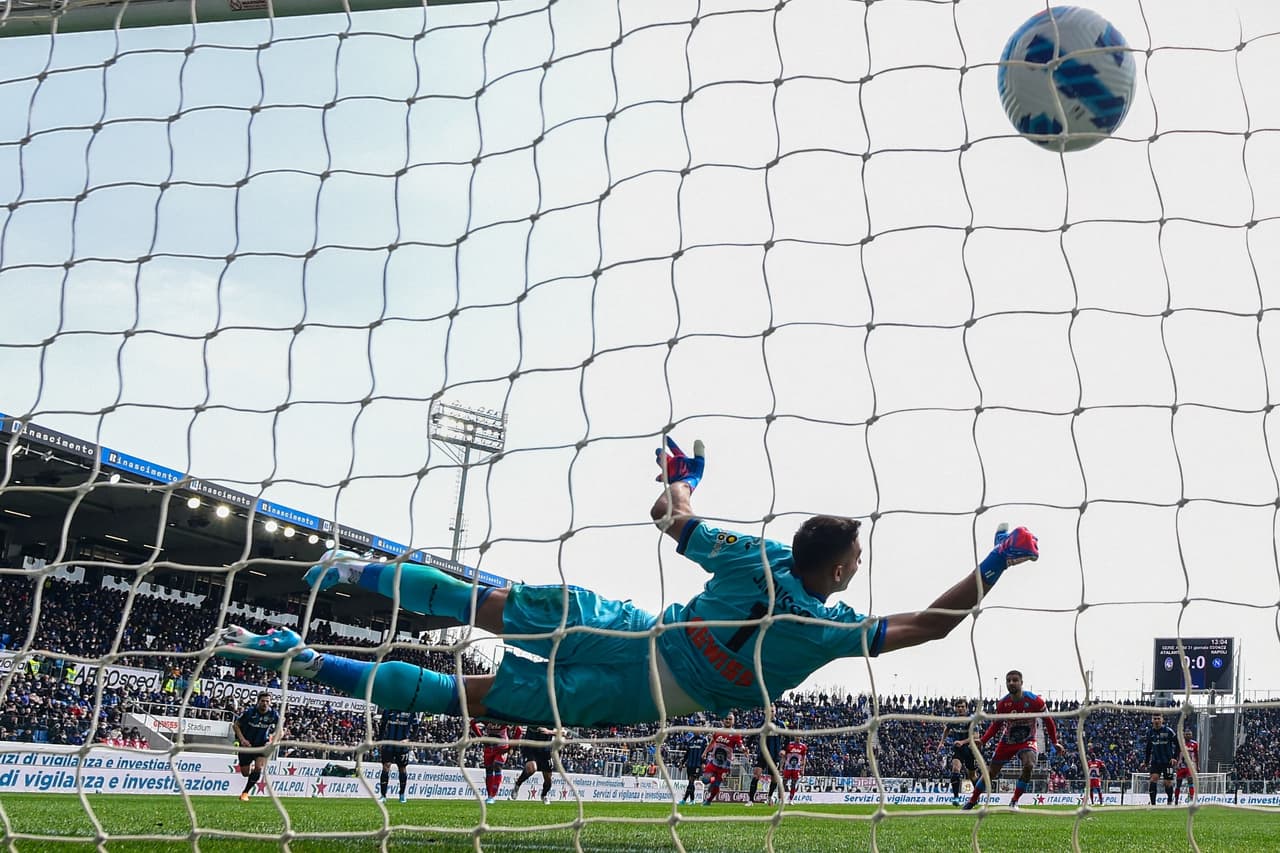 Napoli venció al Atalanta con goles de Lorenzo Insigne, Matteo Politano, Eljif Elmas, quien anotó tras recibir el balón de Hirving Lozano.