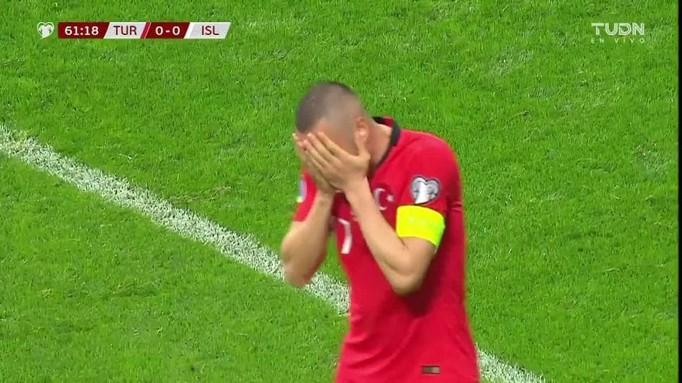 Tiro desviado de Burak Yilmaz