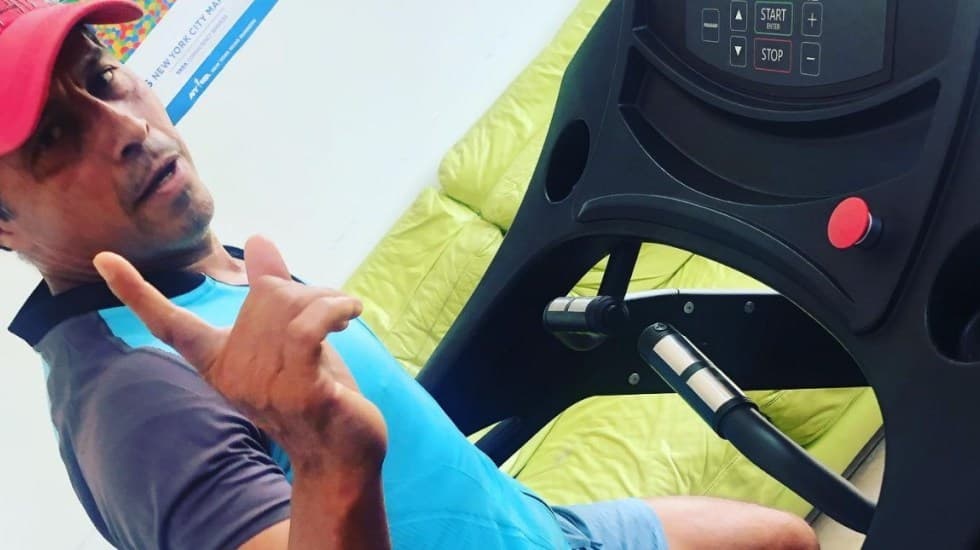 El atleta mexicano, dos veces ganador del Maratón de Nueva York, Germán Silva, rindió un homenaje a trabajadores de la salud corriendo un maratón en su propio hogar.
