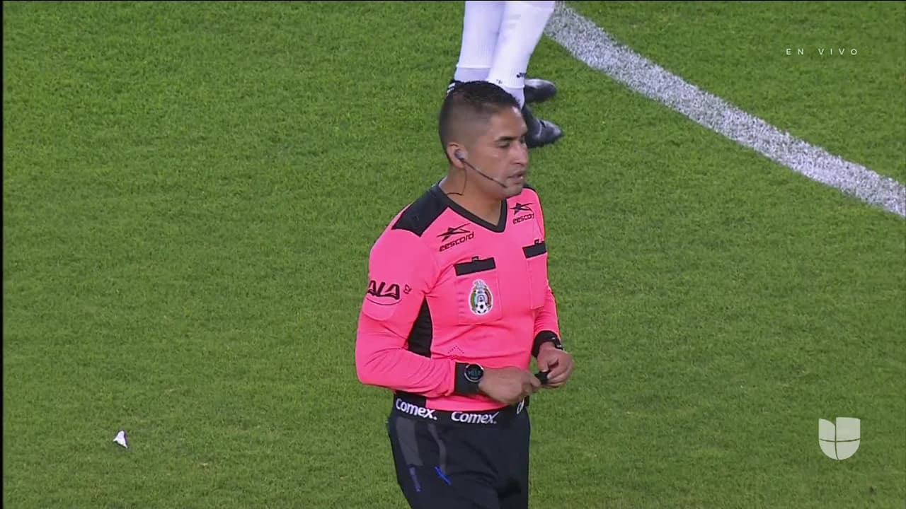 Arranca el partido y la pelota está en juego.