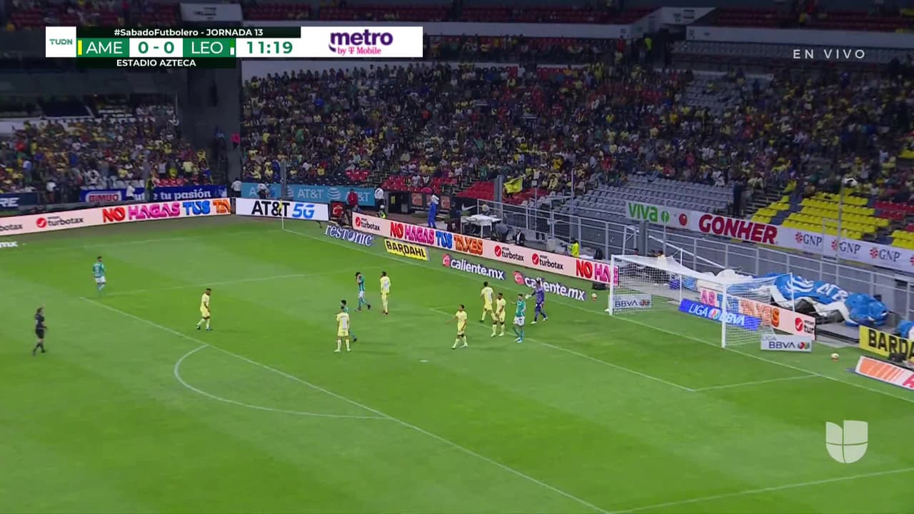 ¡CERCA! Alfonso Alvarado disparó que se estrella en el poste.