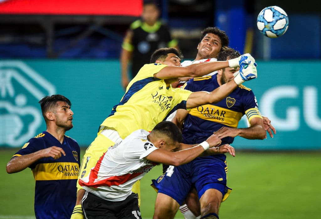 Con goles de Ramón Ábila y Sebastián Villa para Boca y gole de Federico Girotti y Rafael Santos Borré para River, el clásico argentino termina 2-2 en la Copa Diego Armando Maradona.