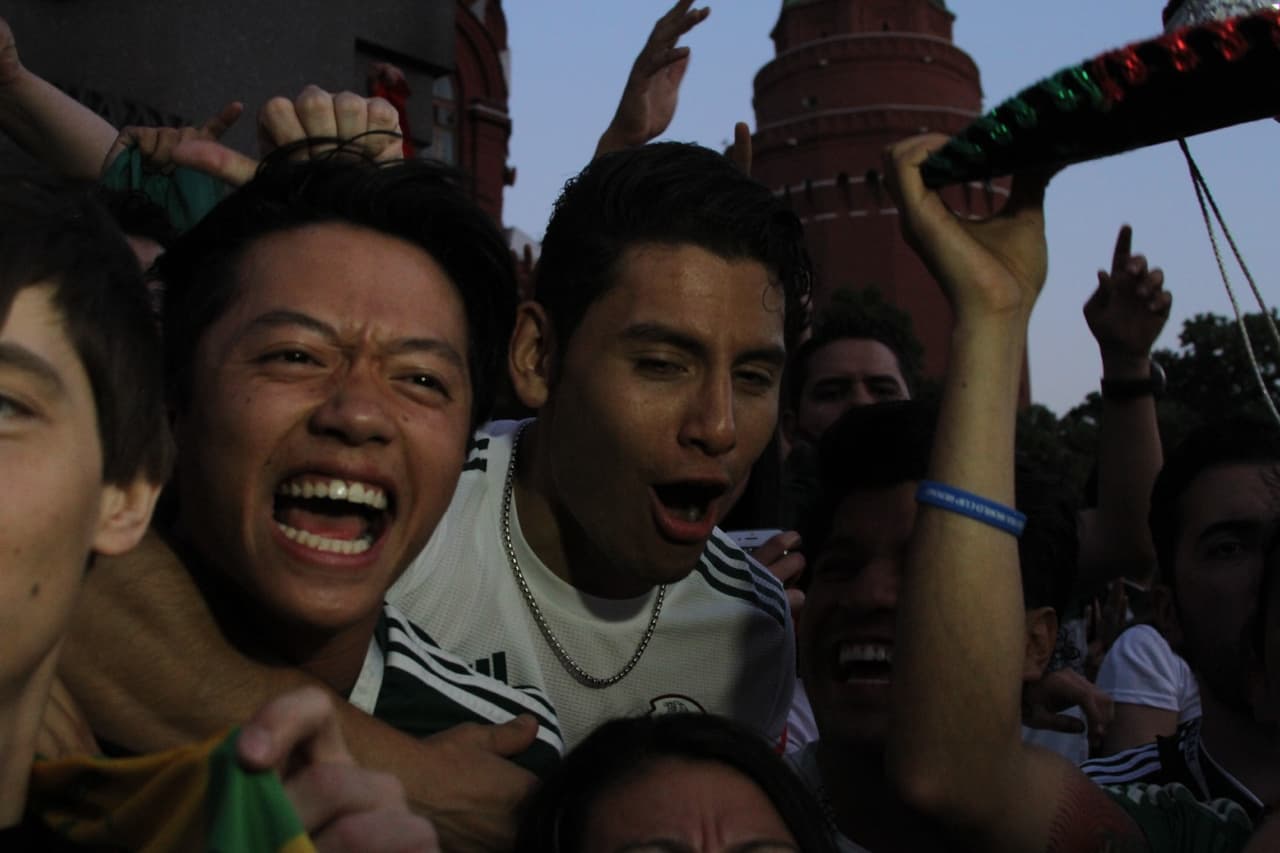 Tremendo jolgorio que armaron los aficionados mexicanos en la Plaza Roja en Moscú tras la gran victoria de la selección de México por 1-0 sobre Alemania. ¡Así festejaron! (Fotos: Ricardo Otero, enviado)